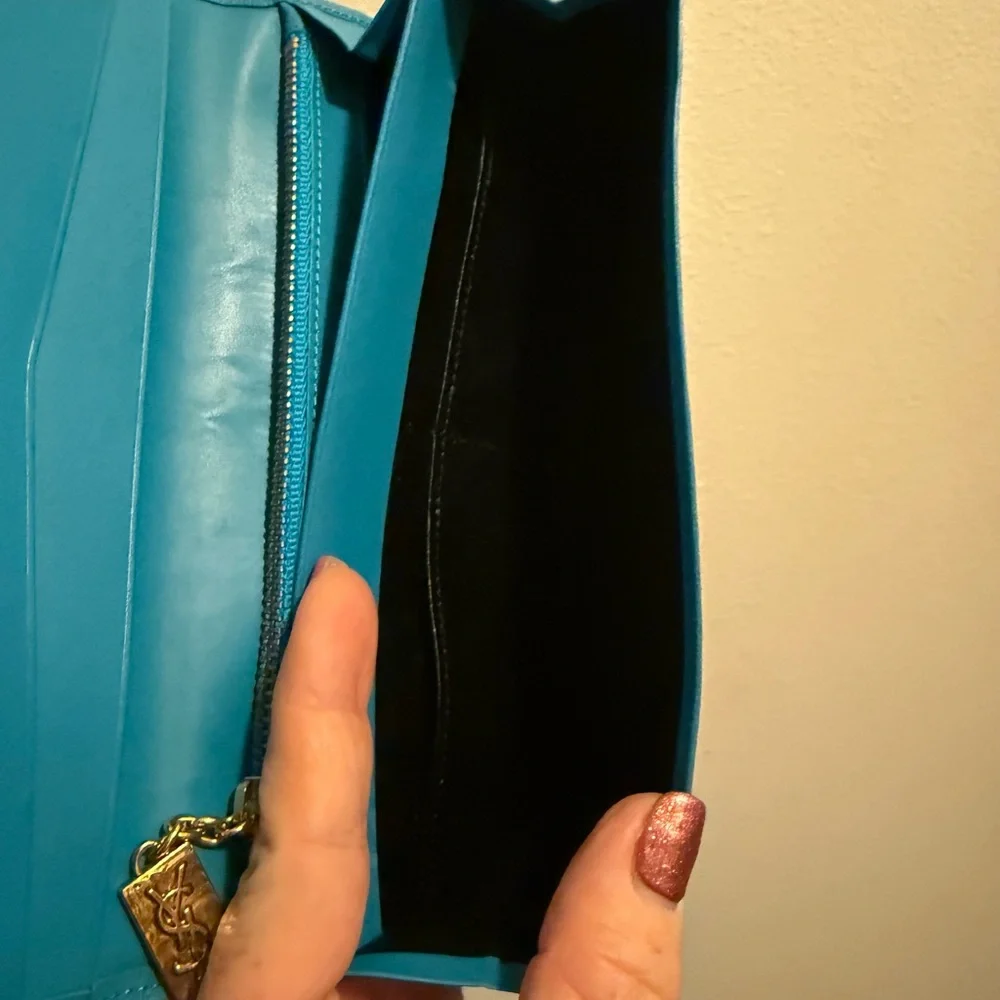 🔥SOLD🔥STUNNING 🤩 Yves Saint Laurent Embossed Leather Wallet ✨ - Picture 6 of 16